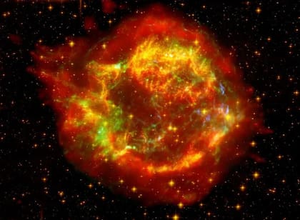 En 1957, Hoyle y su equipo mostraron cómo las estrellas, en sus espectaculares últimos momentos que culminan en explosiones de supernova, crean elementos que luego son expulsados al universo. (Imagen de Cassiopeia A, remanente de una estrella masiva que murió en una violenta explosión de supernova hace 325 años)