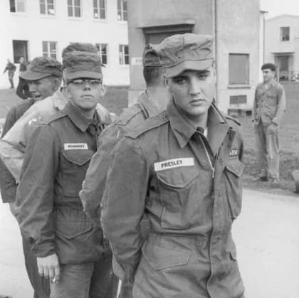 En 1958, Elvis Presley había alcanzado una fama internacional sin precedentes; sin embargo, el ejército lo requería para prestar el servicio militar obligatorio