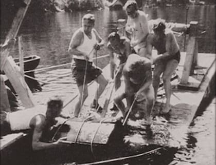 En 1959 un grupo de buzos de una expedición organizada por la revista alemana Stern sacaron del fondo del lago Toplitz, en Austria, un gran número de cajas con libras falsas producidas en Sachsenhausen