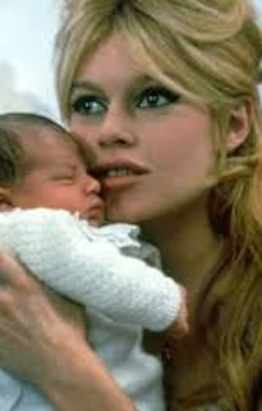 En 1960 Brigitte Bardot dio a luz a su hijo, Nicolas, fruto del matrimonio con el actor Jacques Charrier