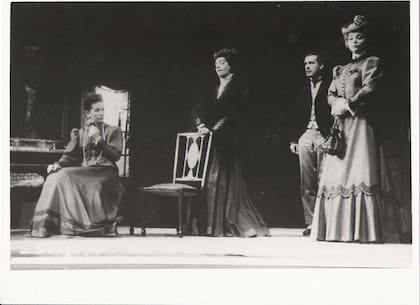 En 1960, el poder político de turno cuestionó la presencia de la actriz Inda Ledesma en Hombre y superhombre. Como respuesta, Caviglia y todo el elenco dejaron el Teatro
