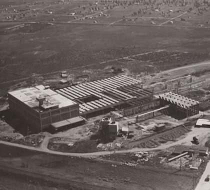 En 1960 FATE inicia la construcción de la nueva planta industrial en San Fernando, en un predio de 65 hectáreas Las maquinarias instaladas representan la más avanzada tecnología del momento.