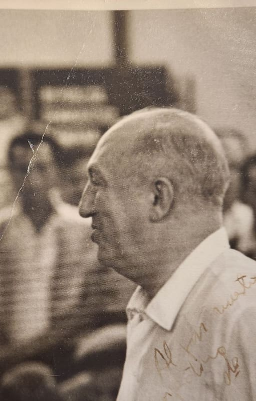 En 1962, en Cuba, Najdorf le ofreció al Che Guevara jugar una partida, y le contó que en su juventud había participado en simultáneas, en 1947, cuando era un estudiante de medicina. En esa sesión Najdorf había ganado a nueve rivales y solo había hecho tablas con Fidel Castro. El Che no aceptó, pero le dijo que con él ganaba o perdía.