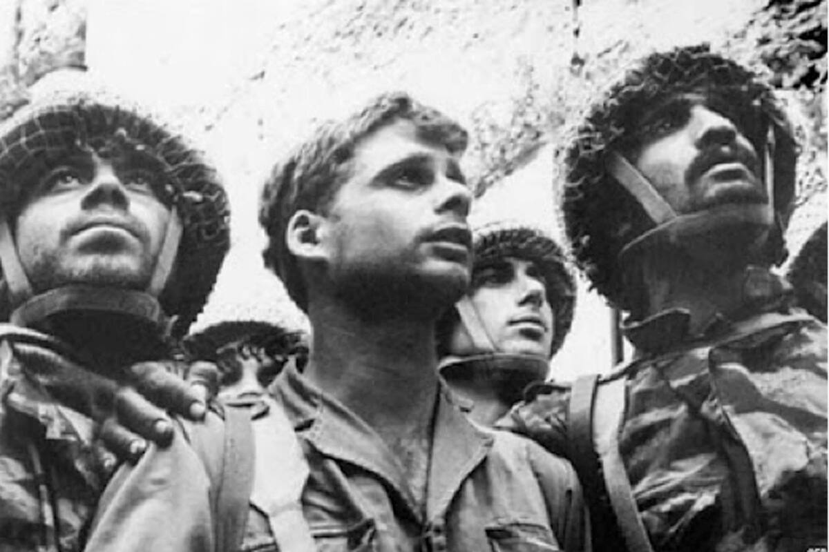 En 1965 fueron justamente los paracaidistas de Gur (la 55. Brigada) quienes entraron a Jerusalén por La Puerta del León. La foto de estos soldados llorando sobre el Muro a la vez que Gur anunciaba por radio que el Templo había sido capturado, conmovió a la población israelita por su valor simbólico.
