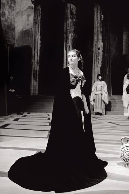 En 1969, Callas viajó a Turquía para filmar Medea, la película de Pier Paolo Pasolini, su primera y única incursión en el cine. Había rechazado muchas propuestas para trabajar en la pantalla grande, pero tras la ruptura con Onassis, pensó que era lo mejor para dejar atrás la gran desilusión que había sufrido.