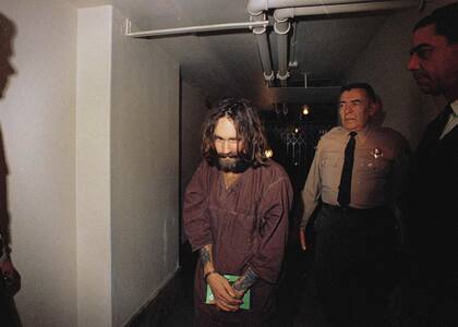 En 1971, Charles Manson -asesino de Sharon Tate- fue condenado a muerte, aunque luego se abolió la pena capital; murió en prisión en 2017