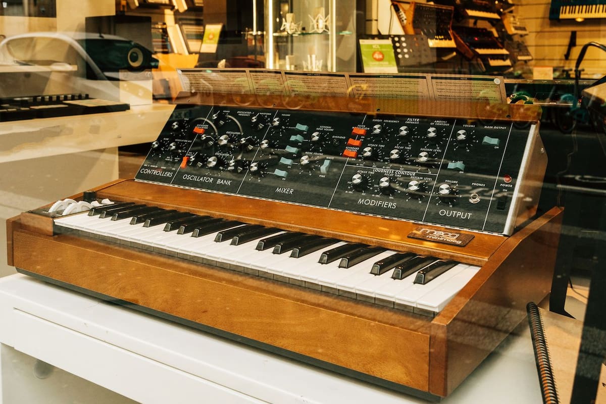 En 1971 nació el sintetizador más famoso de la historia y fundaría una industria que hoy está más vigente que nunca. En la imagen, un Minimoog (usado, claro) en venta en una casa de música parisina, en 2018.