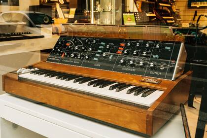 En 1971 nació el sintetizador más famoso de la historia y fundaría una industria que hoy está más vigente que nunca. En la imagen, un Minimoog (usado, claro) en venta en una casa de música parisina, en 2018.
