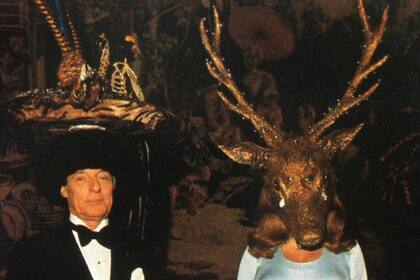 En 1972, Guy y Marie-Hélène Rothschild, miembros de una poderosa dinastía de banqueros europeos, hicieron una fiesta en su palacete de París que quedaría en la historia por los sofisticados ornamentos que llevaban los invitados sobre sus cabezas