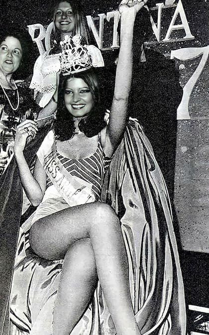 En 1976, con impactantes ojos azules, Adriana Salgueiro consiguió el título de Miss Argentina
