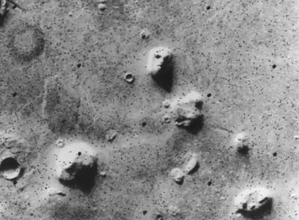 En 1976, se captó la primera foto de la superficie de Marte en la que apareció una roca con rasgos similares al rostronde un humano