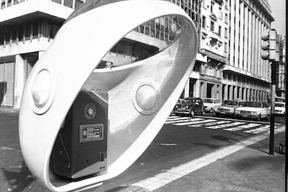 Una cabina de Entel en Plaza de Mayo, en 1979. La empresa sería privatizada durante el gobierno de Carlos Menem