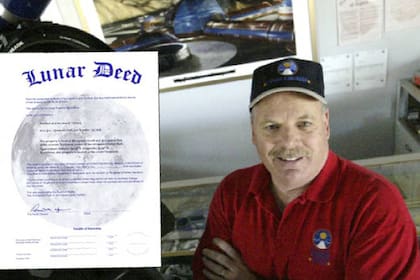 En 1980, Dennis Hope registró el satélite natural de la Tierra y todos los planetas del Sistema Solar a su nombre