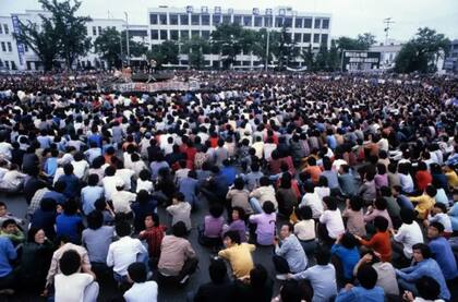 En 1980, miles de surcoreanos se lanzaron a las calles para exigir a la junta militar gobernante reformas democráticas, pero sus demandas no fueron atendidas