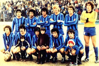 En 1980, segundo año en San Telmo, ya más reconocible, con la cinta de capitán pese a la juventud.