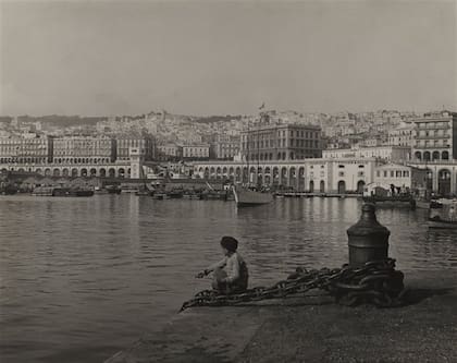 ''Argel, la Blanca'' para la época en que Derrida vino al mundo. El futuro filósofo vivió allí hasta los diecinueve años, cuando se trasladó a París para continuar sus estudios