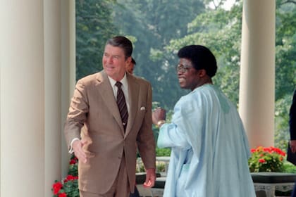 En 1982, dos años después del golpe de Estado, Samuel Doe fue recibido en la Casa Blanca por el presidente Ronald Reagan