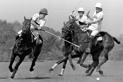 En 1983, a pedido de Alberto Heguy, volvió al ruedo por un rato y jugó para Indios Chapaleufú (él está a la derecha).