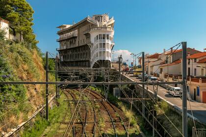 En 1983 el hotel cerró y en 1987 fue incluido en la lista de edificios históricos protegidos ya que unos años antes habían intentado demolerlo.