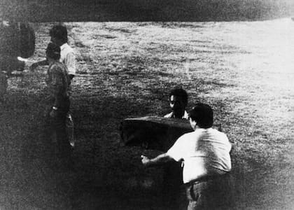 En 1984, atrapado por la DEA, Seal negoció: se convirtió en informante. Sus aviones comenzaron a llevar cámaras ocultas, documentando reuniones con el Cartel de Medellín. Quien recibe la caja, de frente, es Federico Vaughn