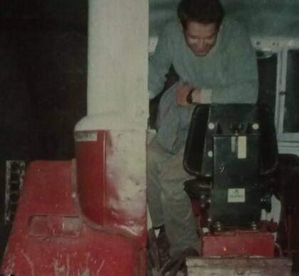 En 1985, con el tractor de su padre