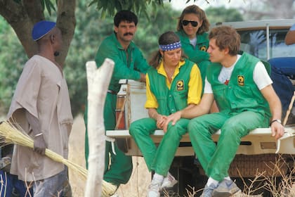 En 1985, en Senegal, durante una parada del famoso rally París-Dakar, del que participaron juntos.