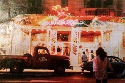 En 1985, Sun Surf abrió otro local, éste sobre la esquina de Santa Fe y Paraná.