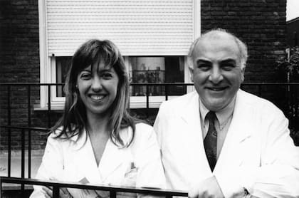 En 1986, Eduardo Bullosky junto a Claudia Shanley, ambos hematólogos que planificaron el primer trasplante de médula ósea en el Hospital Británico