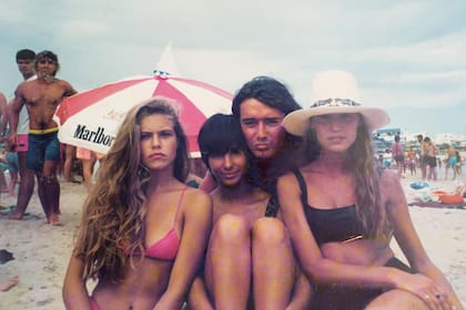 En 1988, junto a Julieta Kemble, Carolina Peleritti y Bárbara Durand en
Solanas, la playa de moda. En la imagen faltan Karina López, Valeria Mazza y Andrea
Bursten, quienes completaban la selección de modelos que llevó Dotto para su primer
desembarco en Punta del Este