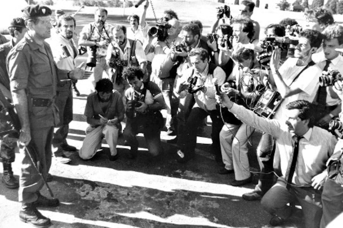 En 1988, Seineldín lideró el alzamiento del cuartel de Villa Martelli; hubo enfrentamientos que concluyeron con tres muertos y 40 heridos