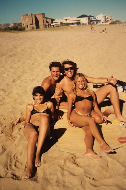 En 1989 Araceli González se
sumó a la convivencia que
proponía Pancho en Punta
del Este. Durante los primeros
años viajó acompañada por
su primer marido y su beba,
Florencia Torrente. En la
imagen, junto a Pancho y su
novia, Elizabeth Márquez, y el
modelo Federico Lo Re, hoy
dueño de La Parolaccia.