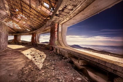 En 1989, el año en que se produjo la caída del Muro de Berlín, el Partido Comunista de Bulgaria fue disuelto y el edificio Buzludzha pasó al Estado que lo cerró.
