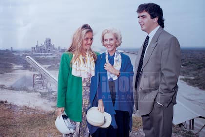 En 1990, con su hermano y su abuela, cuando la fábrica de Catamarca cumplió 10 años. “Fue la primera que hizo desde la muerte de mi abuelo. Y no es un dato menor que la inauguró un 15 de agosto, día de su cumpleaños", opina.