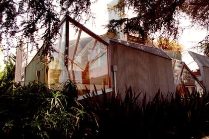 En 1990 Gehry volvió a renovarla: agregó una piscina y actualizó el techo, la iluminación y el sistema eléctrico