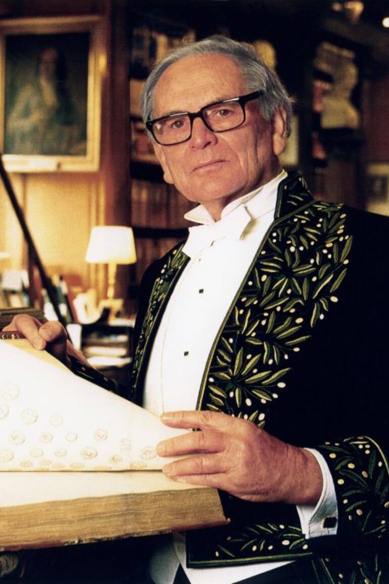 En 1992 Pierre Cardin fue nombrado miembro de la Academia de Bellas Artes
