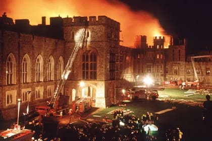 En 1992 un voraz incendió redujo a cenizas una parte importante del Castillo de Windsor, residencia de la reina