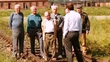 En 1993, Gideon Greif llevó a algunos de los otrora Sonderkommandos y a sus familiares a Auschwitz-Birkenau y grabó allí sus testimonios personales.