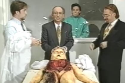 En 1995, Chiche Gelblung pasó a la historia por hacerle una "autopsia" a un alien en vivo (Foto: Captura)