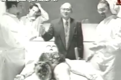 En 1995, en Memoria (elnueve), Chiche Gelblung recreó la autopsia de un extraterrestre para demostrar que el informe que se había publicado era falso (Foto: Captura)