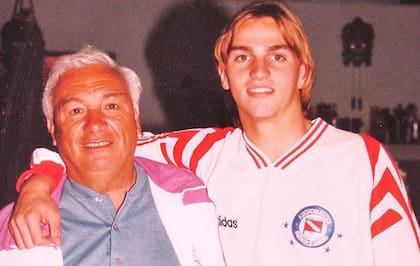En 1996, Esteban Cuchu Cambiasso (en la foto con Ramón Maddoni, su formador), se fue de Argentinos Juniors y fichó en Real Madrid; fue el primer caso resonante del uso de la patria potestad en el fútbol argentino