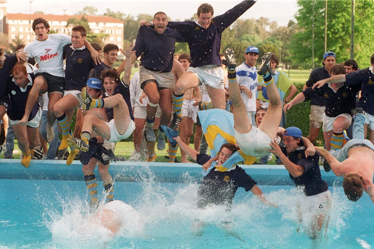 En 1996 Hindú cumplió, por primera vez, con el tradicional "piletazo" del campeón; Senillosa, Quesada, Pablo Pirán, Juan Fernández Miranda, Cavallini, Lorenzetti y todo Don Torcuato van al agua