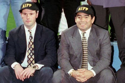 Diego Maradona junto al exfutbolista Jean-Marc Bosman, en 1997, durante un encuentro del sindicato de futbolistas