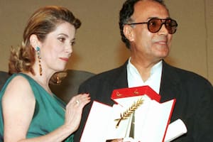 En 1997, Kiarostami recibió la Palma de Oro en el Festival de Cannes por su película El sabor de las cerezas; en la foto, junto a Catherine Deneuve