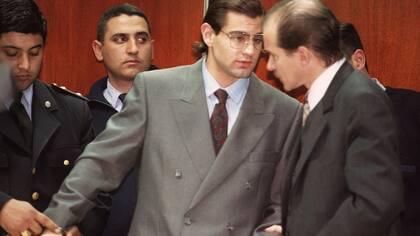En 1998, Álvarez es esposado luego de escuchar la condena por el homicidio de un empresario en San Isidro
