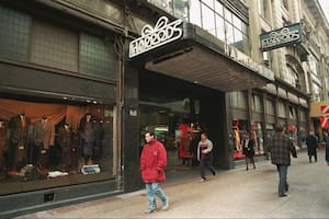 En 1998 Harrods cerró su sucursal argentina, aunque durante los años que siguieron tuvo reaperturas esporádicas,