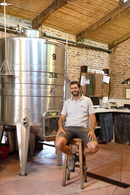 En 2002, cuando volvió de Francia, Nicolás decidió retomar aquella antigua tradición vitivinícola y comenzar a plantar distintas cepas que dieron el primer vino en 2008.
