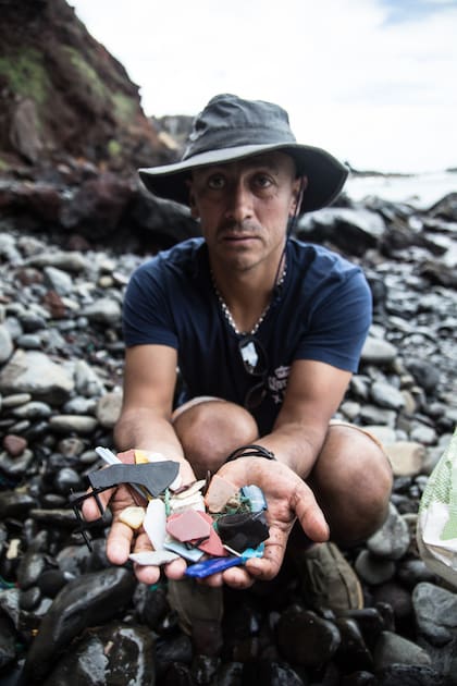 "En 2002 en Pichilemu el gobernador quería construir un emisario submarino y tirar todos los residuos en la mitad del mar, justo donde estaba la mejor ola y uno de los mejores lugares de pesca. Yo fui uno de los defensores de la causa por parte de los surfistas y los pescadores", dice Navarro