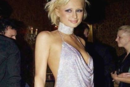 En 2002, Paris Hilton también festejó sus 21 años con un vestido brillante metalizado