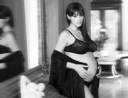 En 2004, cuando estaba embarazada de Deva, Monica Bellucci posó así para la revista Vanity Fair Italia.