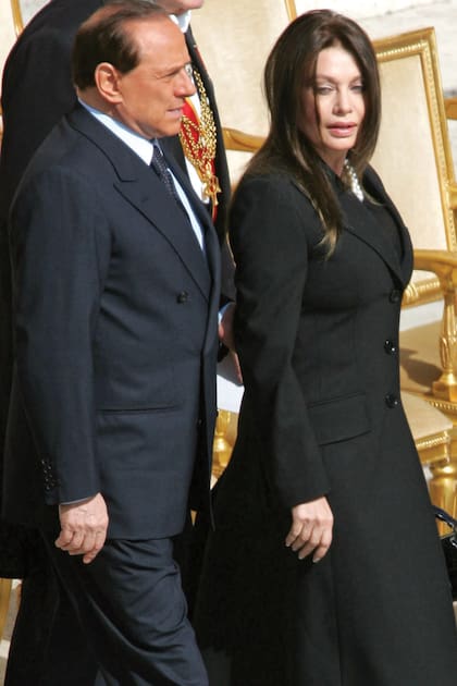 En 2005, con su segunda mujer, Verónica Lario, en el Vaticano.